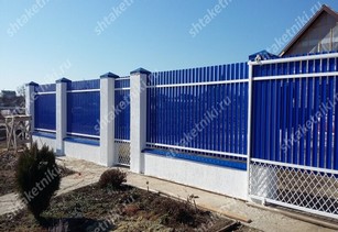 Фото забора из синего штакетника в Таразе